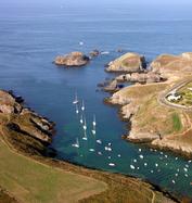 Scenic coastal cove with turquoise waters — tranquil natural setting